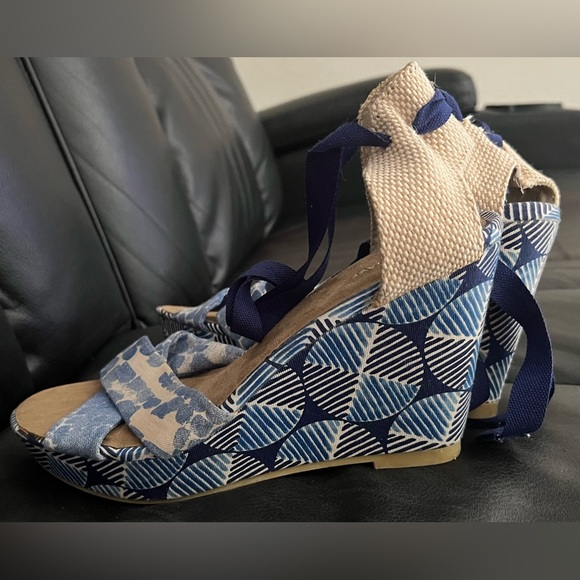 Old Navy: Blue, White, and Cream Women’s Lace Up Wedges: Size 10 - Picture 2 of 7